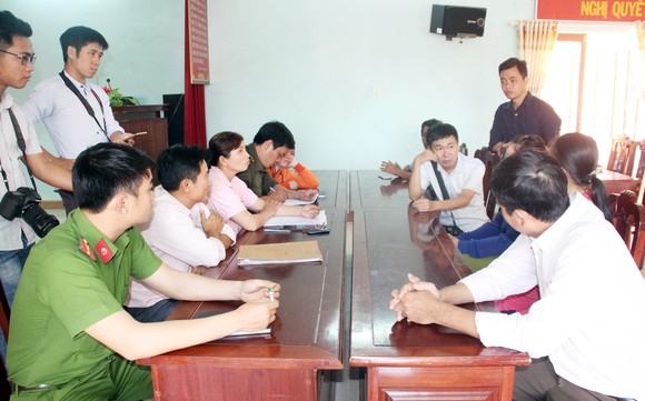 Gần 3 cây vàng vô chủ nhặt trong đống lúa được chia như thế nào? ảnh 1