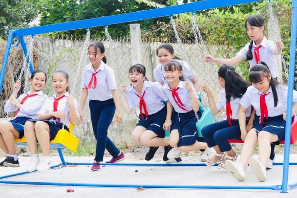 Trao sân chơi, tủ sách thiếu nhi cho trẻ vùng xa tỉnh Tây Ninh ảnh 5