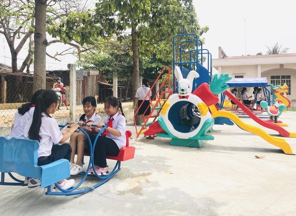 Trao sân chơi, tủ sách thiếu nhi cho trẻ vùng xa tỉnh Tây Ninh ảnh 3