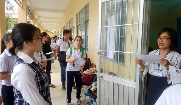 Kỳ thi THPT Quốc gia năm 2019: Thí sinh đến các điểm thi làm thủ tục dự thi ảnh 19
