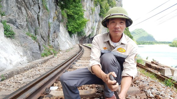 Hiu hắt đường sắt - Bài 3: Dâu bể bên thanh ray ảnh 1