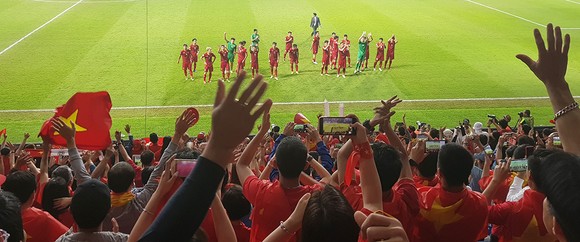 Vẻ đẹp fan Việt trong cuộc hành trình cùng đội tuyển Việt Nam tại UAE ảnh 5