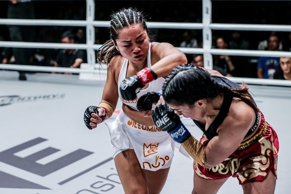 ONE Championship TPHCM 2019: Nguyễn Trần Duy Nhất hạ knock-out đối thủ người Malaysia ảnh 1