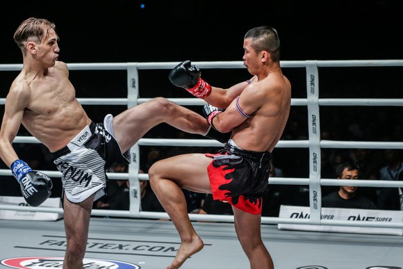 ONE Championship TPHCM 2019: Nguyễn Trần Duy Nhất hạ knock-out đối thủ người Malaysia ảnh 2