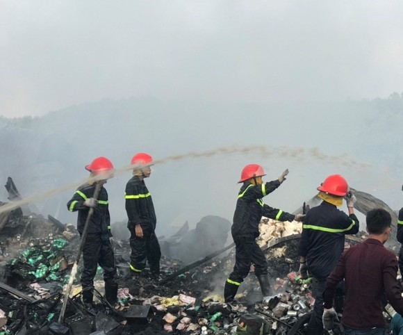 Cháy lớn thiêu rụi 12 căn nhà, bé gái 14 tuổi tử vong ảnh 1