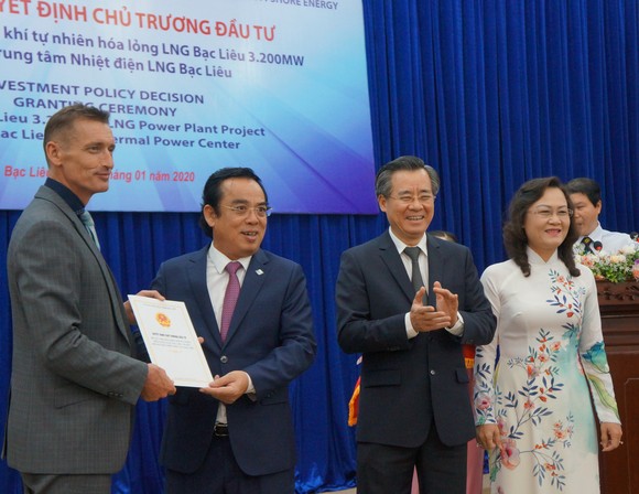 Trao giấy chứng nhận đăng ký đầu tư cho Dự án nhà máy điện LNG 4 tỷ USD ảnh 1