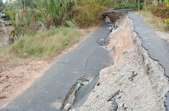 Cà Mau: đường về du di tích hòn Đá Bạc bị sụp lún nghiêm trọng ảnh 1