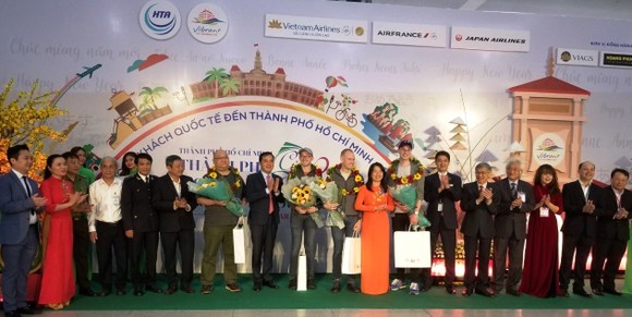TPHCM đón những vị khách quốc tế đầu tiên 'xông đất' năm 2020 ảnh 1