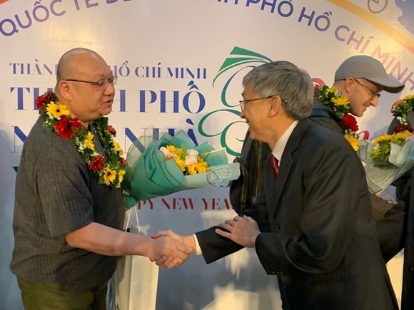 TPHCM đón những vị khách quốc tế đầu tiên 'xông đất' năm 2020 ảnh 2