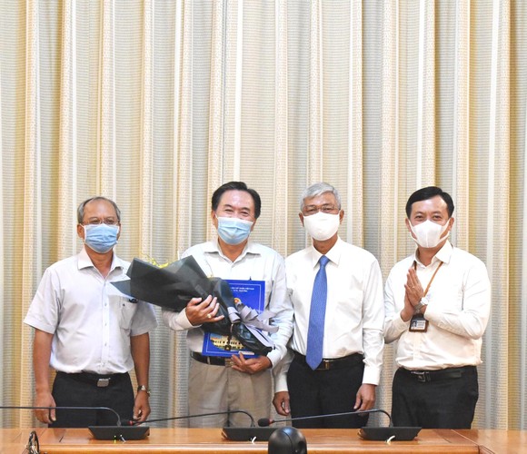 Phó Chủ tịch UBND TPHCM Võ Văn Hoan trao quyết định cán bộ ảnh 2