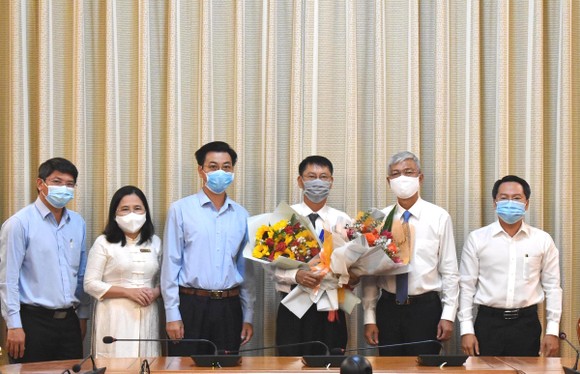 Phó Chủ tịch UBND TPHCM Võ Văn Hoan trao quyết định cán bộ ảnh 1