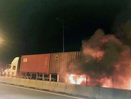 Xe khách ủi xe container trên cao tốc Long Thành, 2 người chết ảnh 1