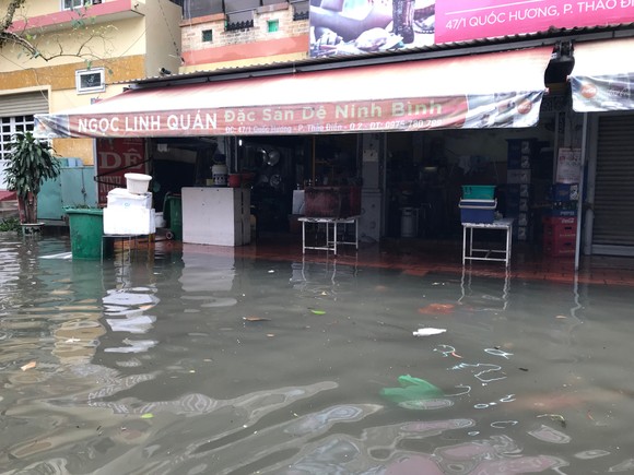 TPHCM ngập, giao thông ùn ứ sau cơn mưa kéo dài do ảnh hưởng bão số 9 ảnh 10