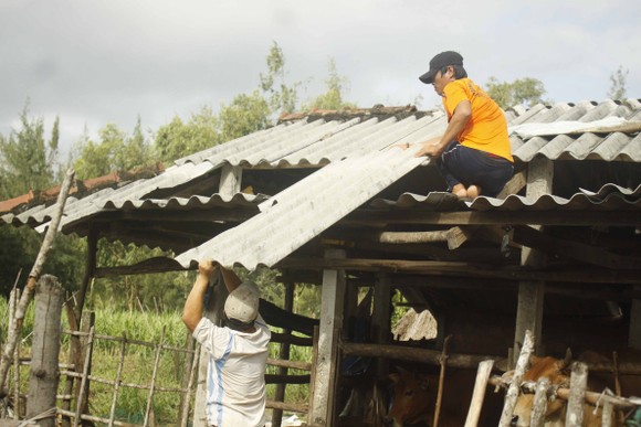 Lũ trên các sông Quảng Ngãi đạt đỉnh và đang xuống, nhà dân tốc mái đang khắc phục ảnh 7
