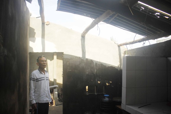 Lũ trên các sông Quảng Ngãi đạt đỉnh và đang xuống, nhà dân tốc mái đang khắc phục ảnh 3