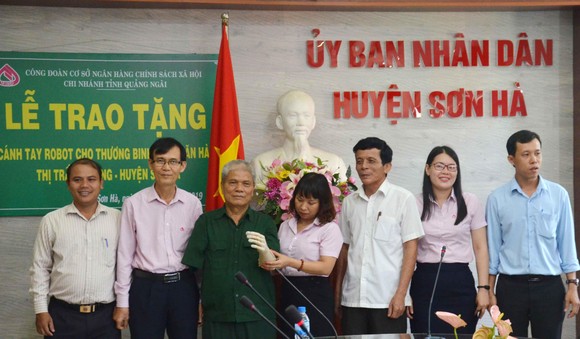 Cánh tay robot sinh viên chế tạo được tặng cho thương binh ở Quảng Ngãi ảnh 1