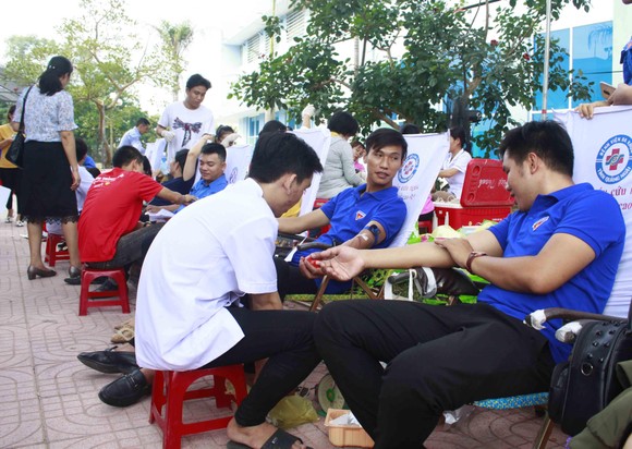 Khai mạc Hành trình Đỏ “Quảng Ngãi - Giọt hồng sẻ chia” ảnh 1
