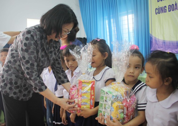Phó Chủ tịch nước Đặng Thị Ngọc Thịnh thăm Trung tâm Võ Hồng Sơn ảnh 3