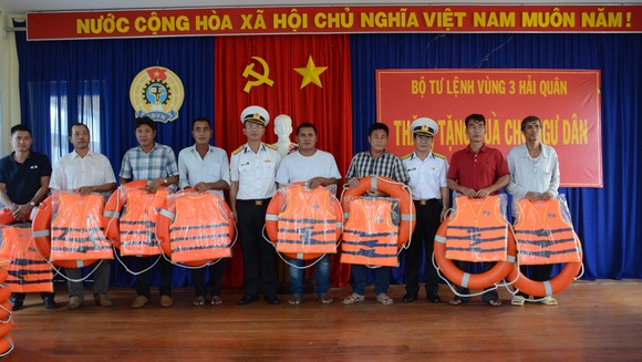 Quảng Ngãi: Bộ tư lệnh Vùng 3 Hải quân thăm, tặng quà ngư dân đảo Lý Sơn ảnh 2