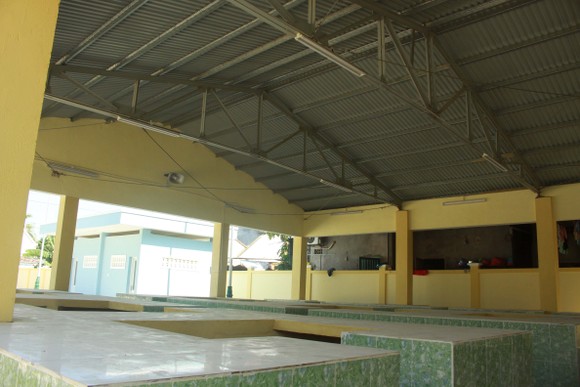 Quảng Ngãi: Xây chợ tiền tỷ, tiểu thương vẫn họp chợ ngoài đường ảnh 3