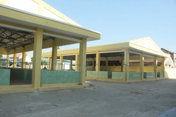 Quảng Ngãi: Xây chợ tiền tỷ, tiểu thương vẫn họp chợ ngoài đường ảnh 2