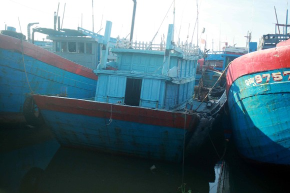 Quảng Ngãi tan hoang sau bão ảnh 8
