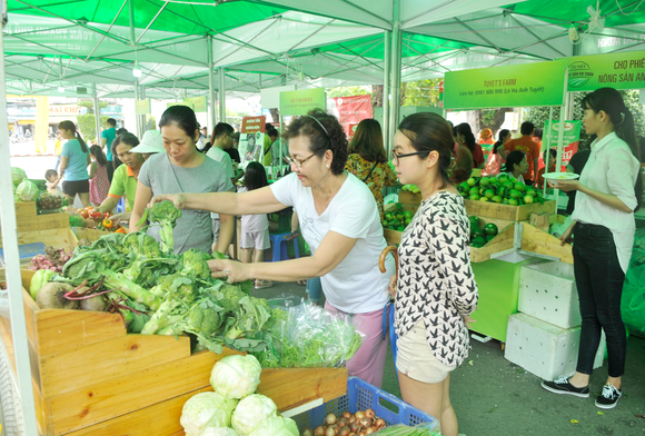 Khai mạc chợ phiên nông sản an toàn thứ 3 tại Công viên Lê Thị Riêng ảnh 2