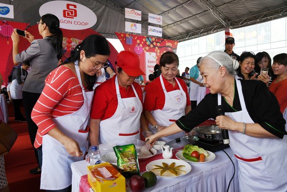 Hàng ngàn gia đình cùng kéo đến siêu thị Co.opmart để nấu ăn ảnh 1