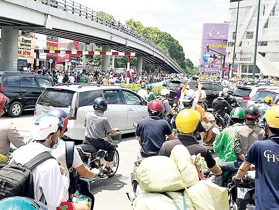 Chế tài xử lý hành vi tụ tập đông người trái pháp luật ảnh 1
