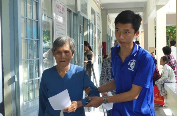 Khám bệnh từ thiện, tặng quà 500 người nghèo tại tỉnh Vĩnh Long ảnh 1