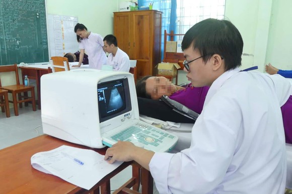 Khám bệnh từ thiện, tặng quà 500 người nghèo tại tỉnh Vĩnh Long ảnh 2