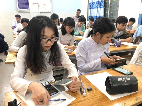 Đồng bộ với hình thức thi trực tuyến ảnh 1