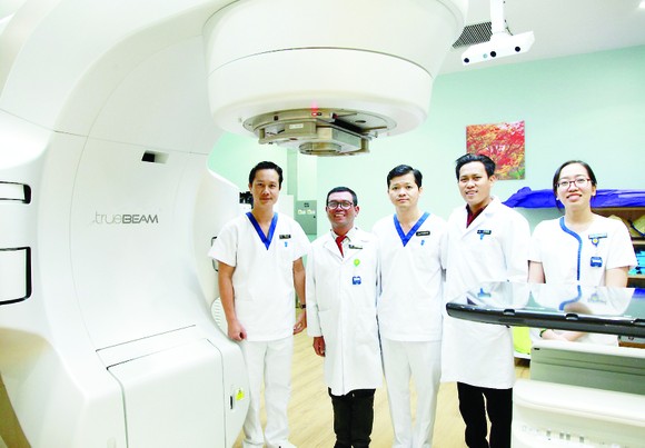 Hệ thống Y tế Vinmec: Tế bào ung thư 'bốc hơi' nhờ kỹ thuật xạ trị chuẩn đến từng milimet ảnh 2