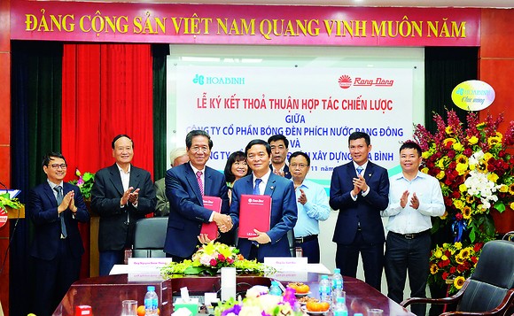 Hòa Bình và Rạng Đông ký kết hợp tác chiến lược ảnh 1