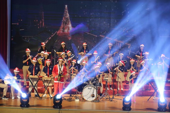 Ấm áp đêm nhạc Giáng sinh NHG 'Quà tặng yêu thương' ảnh 7