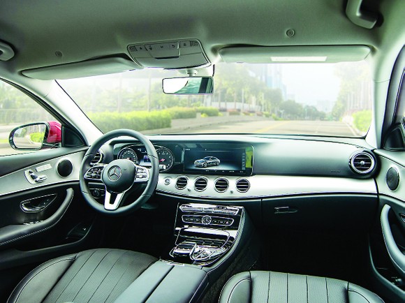 Mercedes-Benz E 180 giá dưới 2,1 tỷ đồng tại Việt Nam có gì? ảnh 2