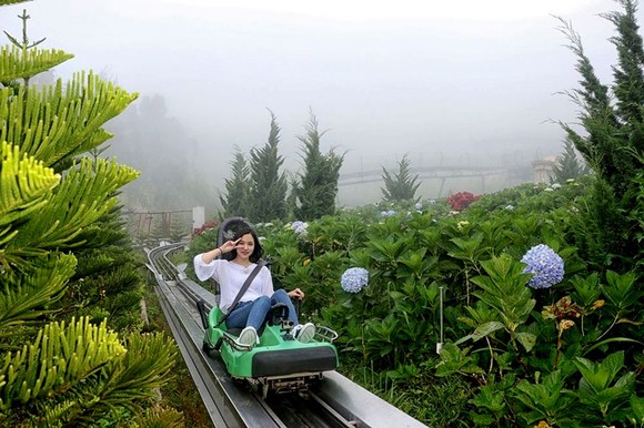 TWICE phấn khích du ngoạn Sun World Ba Na Hills ảnh 9