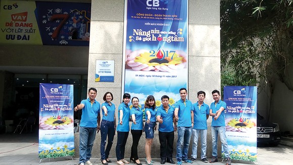 Ngân hàng Xây dựng (CB) tổ chức ngày hội hiến máu tình nguyện: “Nâng niu cuộc sống - Sẻ giọt hồng tâm" ảnh 6