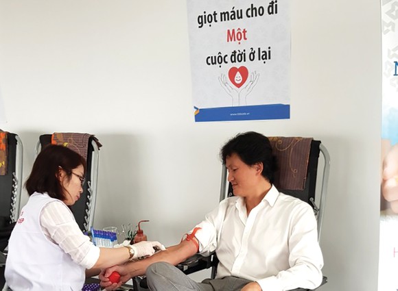Ngân hàng Xây dựng (CB) tổ chức ngày hội hiến máu tình nguyện: “Nâng niu cuộc sống - Sẻ giọt hồng tâm" ảnh 4