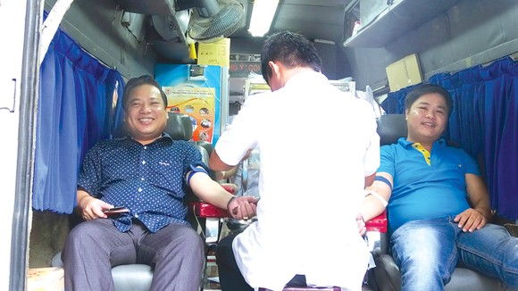 Ngân hàng Xây dựng (CB) tổ chức ngày hội hiến máu tình nguyện: “Nâng niu cuộc sống - Sẻ giọt hồng tâm" ảnh 3