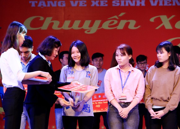 Chuyến xe mùa xuân đưa 3.000 sinh viên hoàn cảnh khó khăn về quê đón tết ảnh 2