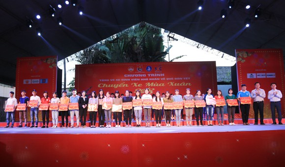 Chuyến xe mùa xuân đưa 3.000 sinh viên hoàn cảnh khó khăn về quê đón tết ảnh 1
