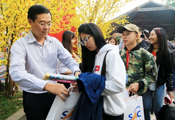 Chuyến xe mùa xuân đưa 3.000 sinh viên hoàn cảnh khó khăn về quê đón tết ảnh 3