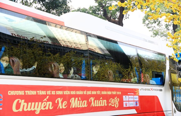 Chuyến xe mùa xuân đưa 3.000 sinh viên hoàn cảnh khó khăn về quê đón tết ảnh 12