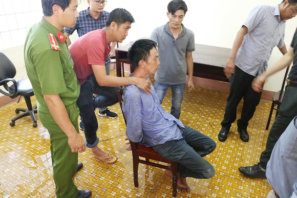 Giải cứu con tin bị đối tượng ngáo đá dùng dao không chế ảnh 1
