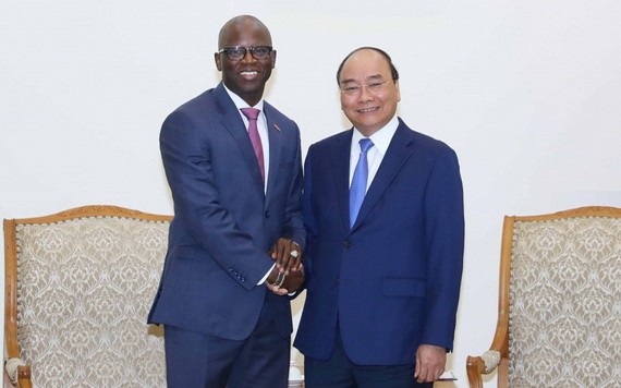 政府总理阮春福(右)与世银驻越南首席代表奥斯曼迪奥握手合照.