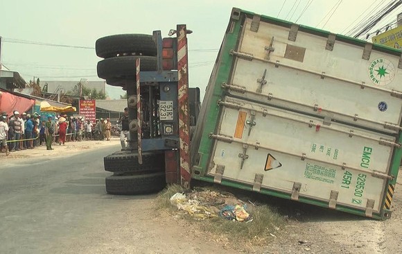 Lật thùng container đè lên xe máy khiến 3 người chết ảnh 1