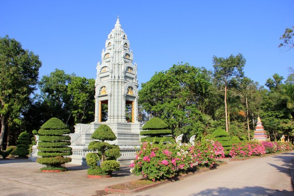 Ngôi chùa thu hút đông đảo giới trẻ miền Tây kéo đến check-in ảnh 1
