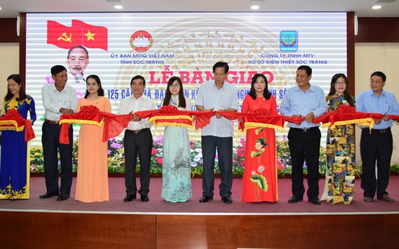 Sóc Trăng trao 125 căn nhà đại đoàn kết cho hộ nghèo ảnh 1