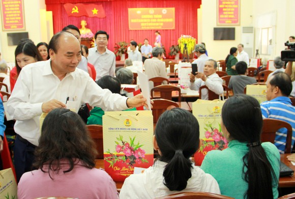 Thủ tướng Nguyễn Xuân Phúc trao quà Tết cho người nghèo ảnh 1